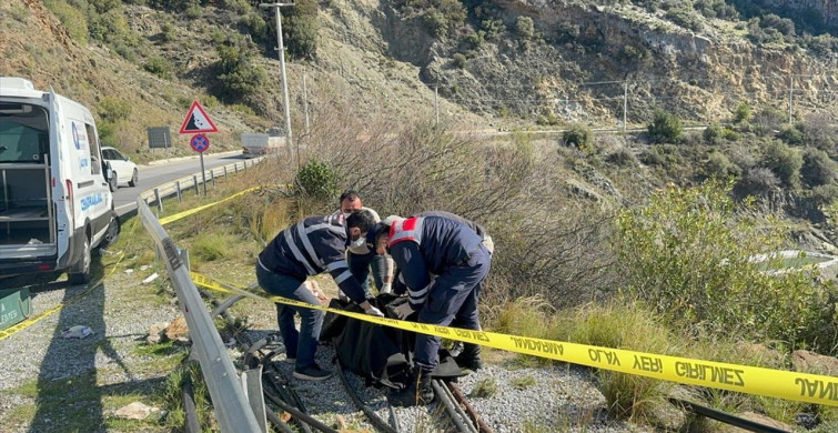Antalya'da Yol Kenarında Bulunan Ceset: Eş ve Oğul Tutuklandı