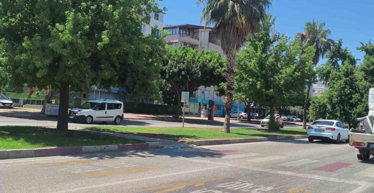 Antalya'da yolun karşısına geçen yayaya otomobil çarptı