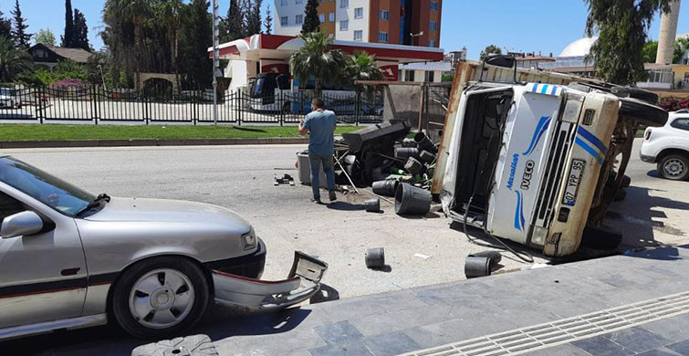 Antalya’da Yüklü Kamyon 2 Araca Çarparak Devrildi