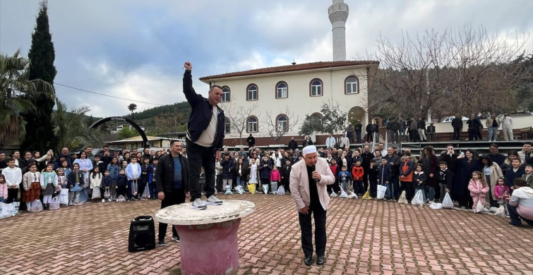 Antalya'da Yüzyıllık Bayram Geleneği: Şeker Dağıtımı ve Dua