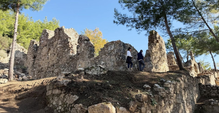 Antalya'daki Antik Kentte "Kıskanan Çatlasın" Mozaği Keşfedildi