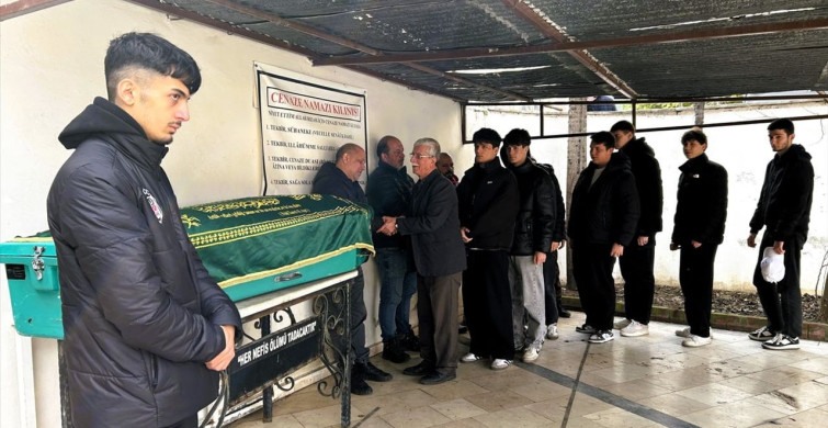 Antalya'daki Feci Otobüs Kazasında Hayatını Kaybeden Sudem Çakmak'ın Cenazesi Defnedildi