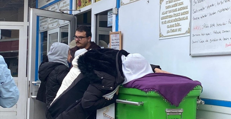 Antalya'daki Otobüs Kazasında Hayatını Kaybeden Aslı Çevik'in Cenazesi Defnedildi