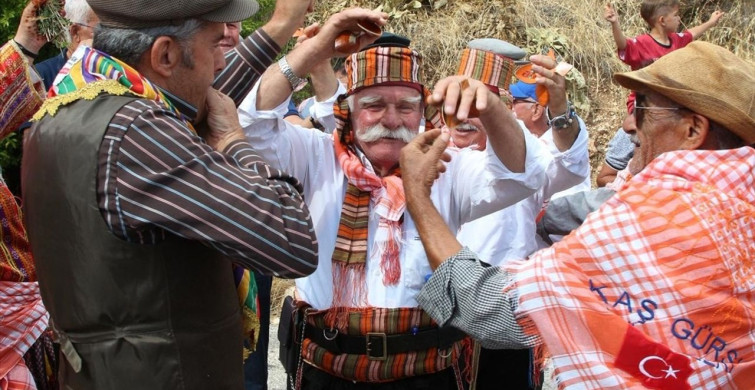 Antalya'daki Yöresel Ürünler Festivali Yörük Göçü Canlandırması ile Renklendi