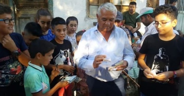 Antalyalı İş Adamı, Mezarlığa Gelenlere Para Dağıttı 