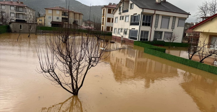 Antalya'nın Akseki İlçesinde Şiddetli Sağanak Yağış Yaşamı Olumsuz Etkiledi