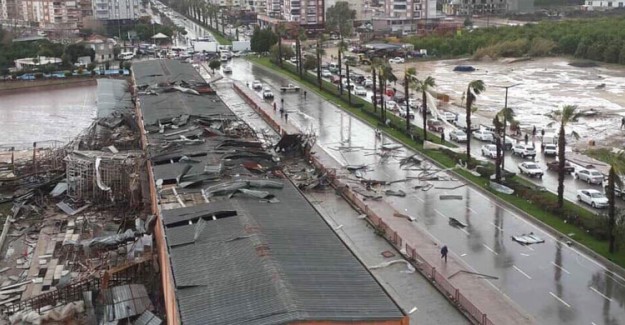Antalya'nın Kumluca İlçesinde Çıkan Hortumda 1 Çocuk Hayatını Kaybetti