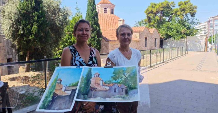 Antalya'nın tarihi dokusu suluboya ile tuvale yansıyor