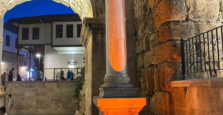 Antalya'nın tarihi kaleiçi kapıları özel aydınlatma ile ışıldıyor