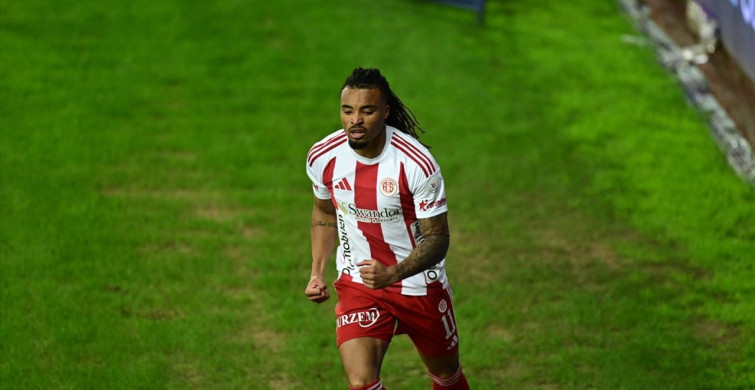 Antalyaspor, Samsunspor'u 3-1 Yenerek Farkı Açtı