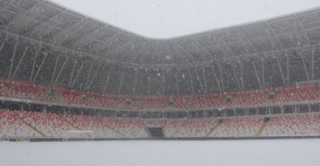 Antalyaspor Uçağı Sivas'a İnemedi