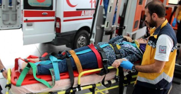 Araba Kazasında Yaralanan İki Öğrenci Hastaneye Kaldırıldı