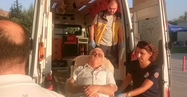 Arabanın Çarpacağını Sanıp Panikleyince Kendini Hareket Eden Aracından Attı