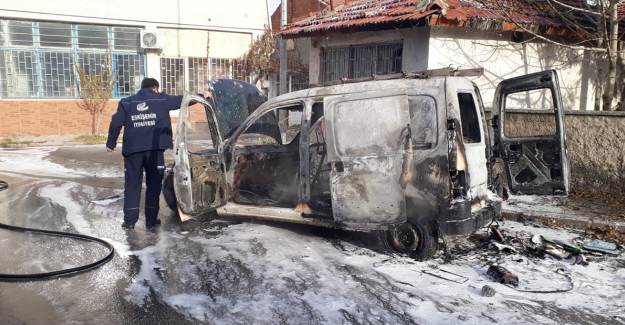 Aracını Söndürmek İsterken Kalp Krizinden Öldü