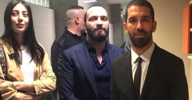Arda Turan'la Davalık Olan Berkay Sahnede Yemin Etti