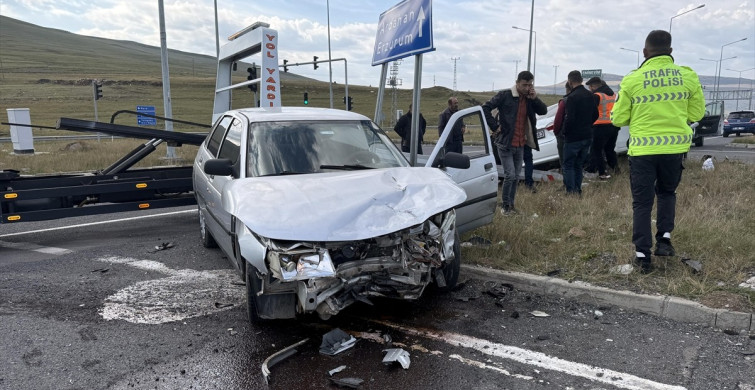 Ardahan'da Kaza: İki Otomobil Çarpıştı, 4 Yaralı