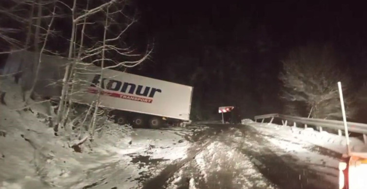 Ardahan-Artvin Karayolu'nda Kaza: Tır Yolu Kapattı, Araçlar Mahsur Kaldı