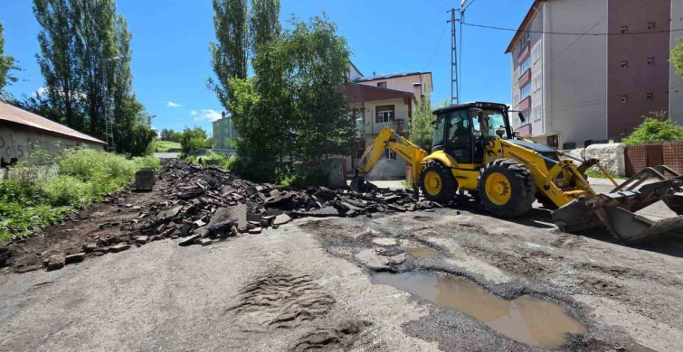 Ardahan Belediyesi, kaldırım yapım ve yenileme çalışmalarına devam ediyor