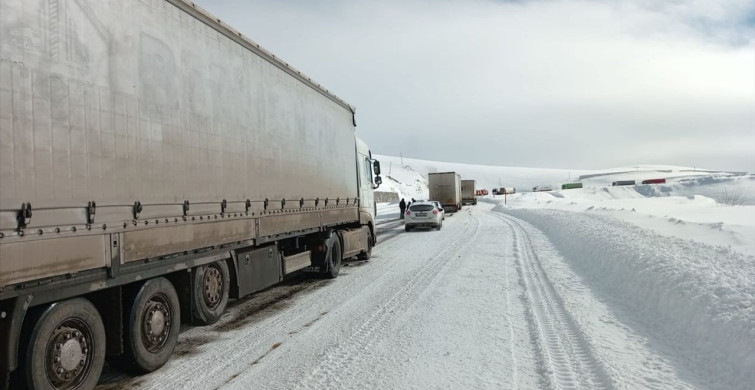 Ardahan'da Buzlanma Nedeniyle 11 Tır Kurtarıldı