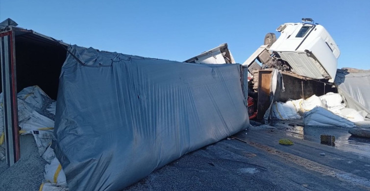 Ardahan'da Feci Kaza: İki Tır ve Bir Otomobil Çarpıştı