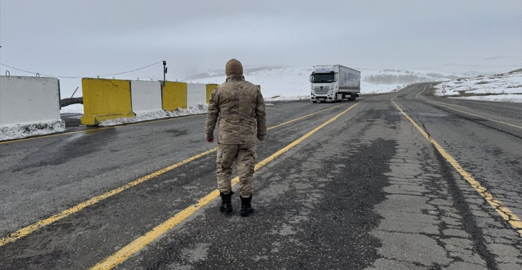Ardahan'da Gümrük Kapısı Yolu Kar Nedeniyle Kapatıldı