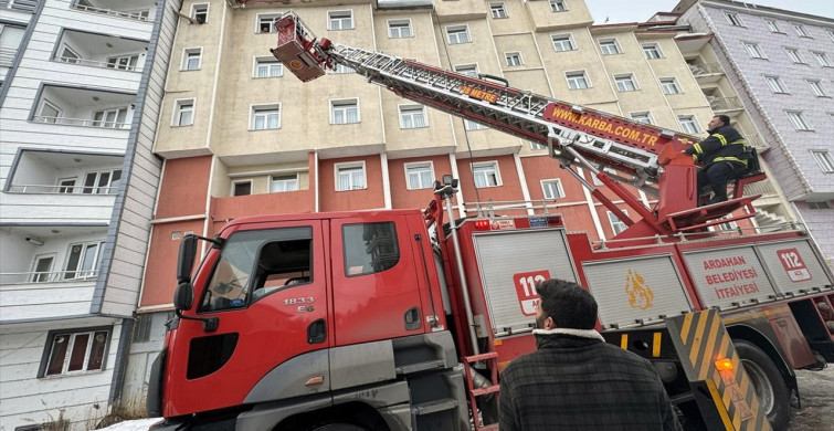 Ardahan'da İtfaiye Ekipleri Çatıda Mahsur Kalan Bir Kediyi Kurtardı