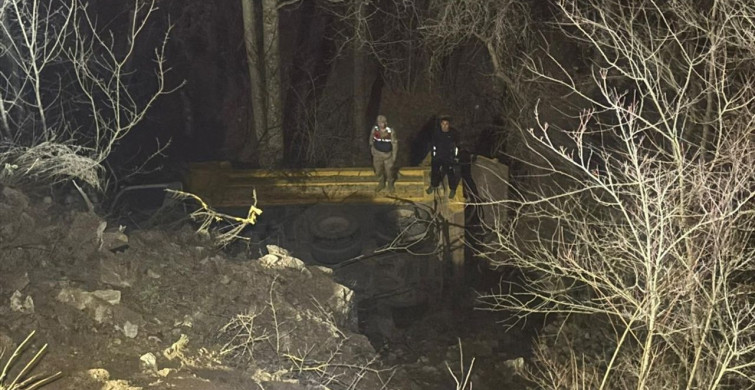 Ardahan'da Kamyon Devrildi: Sürücü Hayatını Kaybetti