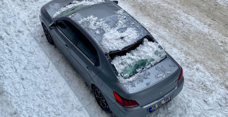 Ardahan'da Kar ve Buz Kütlesi Düşen Araç Hasar Gördü
