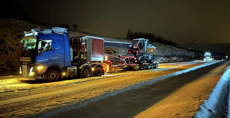 Ardahan'da Kar ve Buzlanma Nedeniyle Tırlar Yolda Kaldı