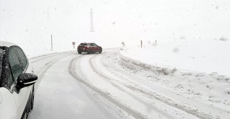 Ardahan'da Kar ve Tipi Nedeniyle Yolda Mahsur Kalan Araçlar Kurtarıldı