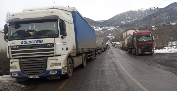 Ardahan'da Kritik Kara Yolu Tırlara Kapandı