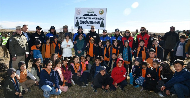 Ardahan'da Öğrenciler Fidan Dikti: Gelecek İçin Yeşil Vatan Projesi