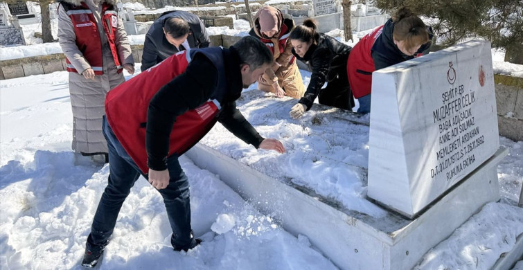 Ardahan'da Şehit Mezarlıklarının Bakımına Önem Veriliyor