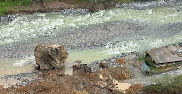 Ardeşen'de Heyelan Korkusu: Kaya Kütlesi Dere Yatağına Düştü