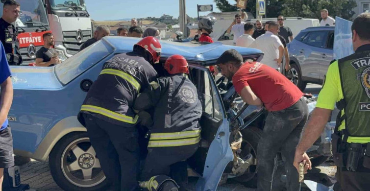 Ardı ardına şerit değiştiren sürücü kaza yaptı: 3 yaralı