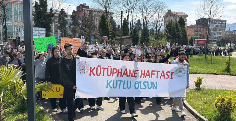 Arhavi'de 'Kitap Yolu' Yürüyüşü ile Okuma Farkındalığı