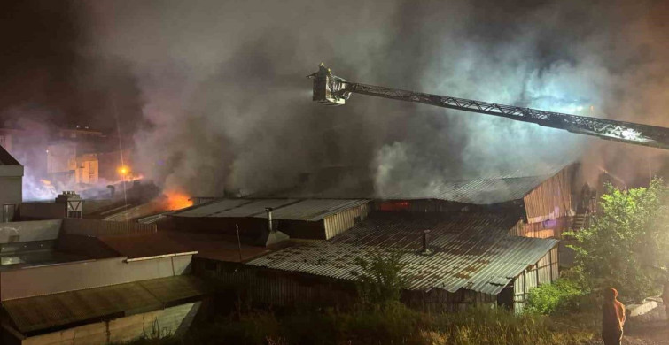 Arnavutköy'de Ahşap Kalıp Üretim Tesisinde Yangın!
