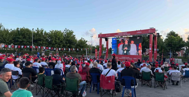 Arnavutköy’de binlerce kişi milli maç heyecanını dev ekranlarda yaşadı