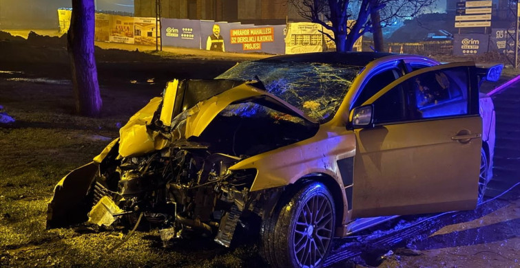 Arnavutköy'de Elektrik Direğine Çarpan Otomobil Kazası