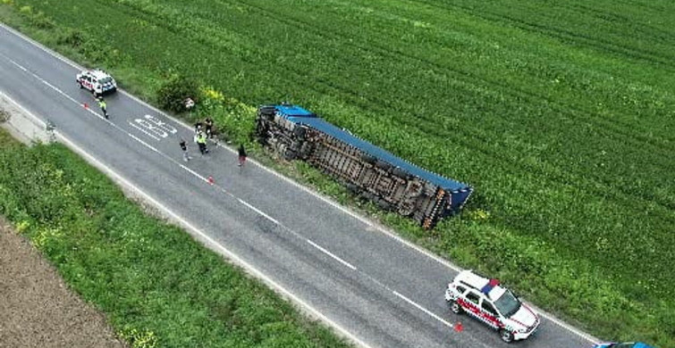 Arnavutköy'de Islak Mendil Yüklü Tır Devrildi