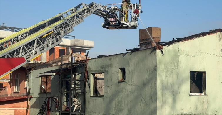 Arnavutköy'de Yangın Paniği: 2 Katlı Bina Alev Alev Yandı