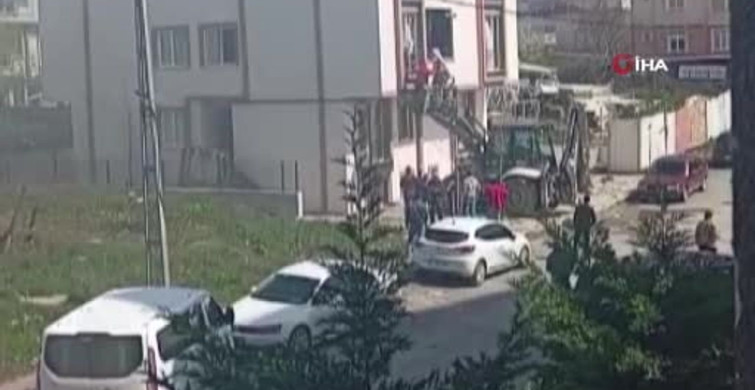 Arnavutköy'deki Yangında İş Makinesi ile Kurtarma