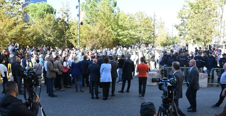 Arnavutluk'ta Belediyedeki Yolsuzluk İddialarına Protestolar Devam Ediyor