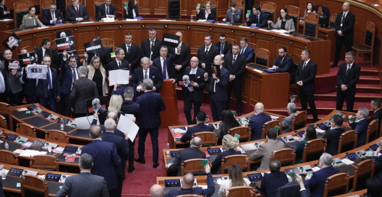 Arnavutluk Meclisinde Yolsuzluk Protestosu