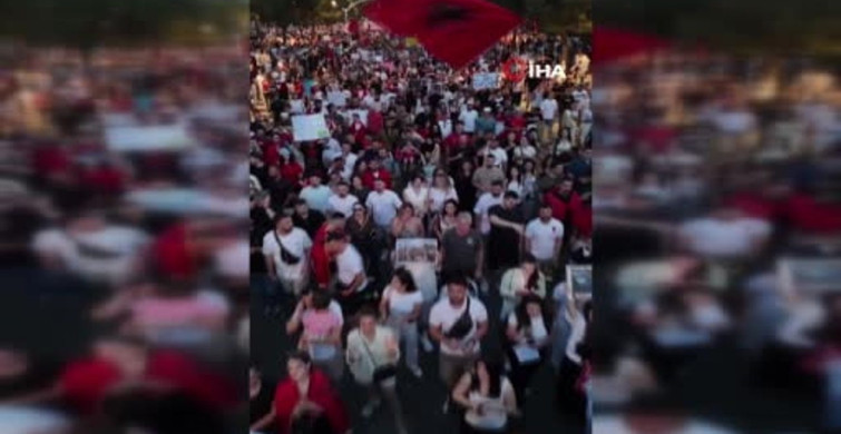 Arnavutluk’ta Flamingo Devrimi Protestoları