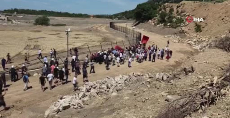 Arnavutluk'ta protestocular lüks inşaat projesinin çitlerini yıktı