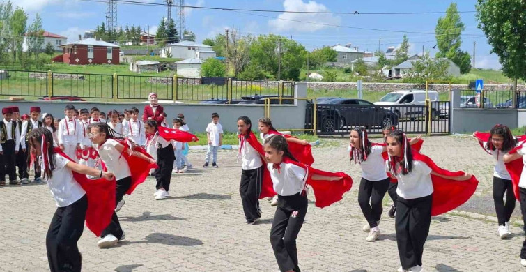 Arpaçay Atatürk ilkokulu'nda yıl sonu şenliği ve mezuniyet coşkusu