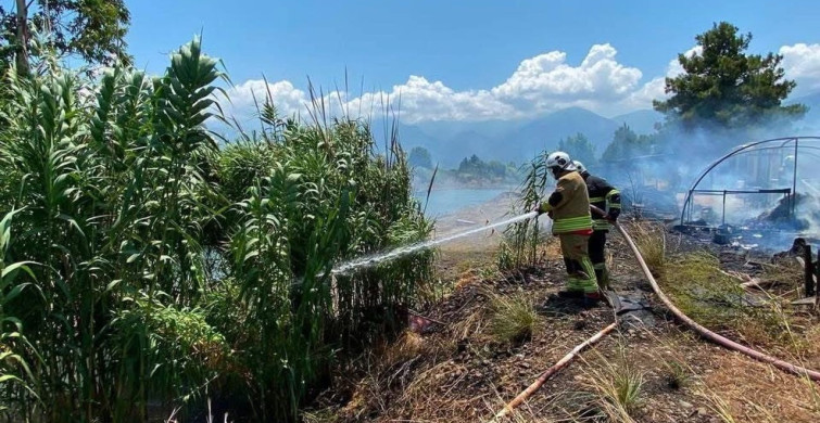 Arsuz'da çıkan çadır yangını hızlı müdahale ile kontrol altına alındı