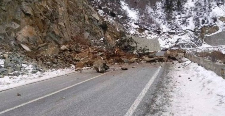 Artvin-Ardanuç-Şavşat kara yolunda heyelan meydana geldi: Yol çift taraflı ulaşıma kapandı