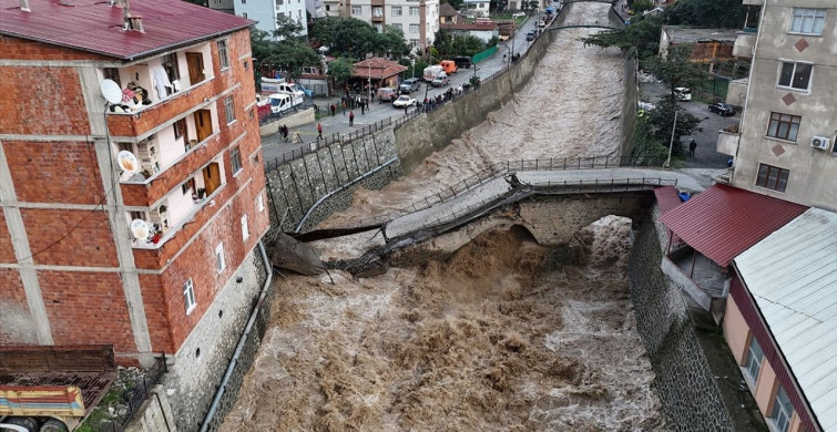 Artvin Borçka'da Tarihi Kesmetaş Köprü Çöktü